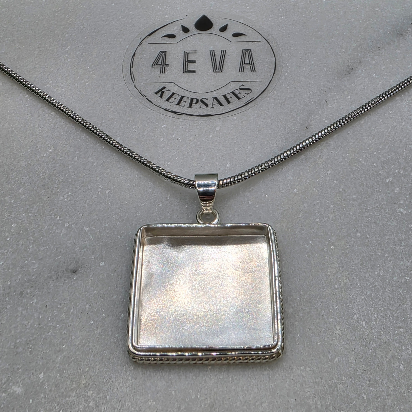 Querida- Square Rope Edge Pendant (30mm)